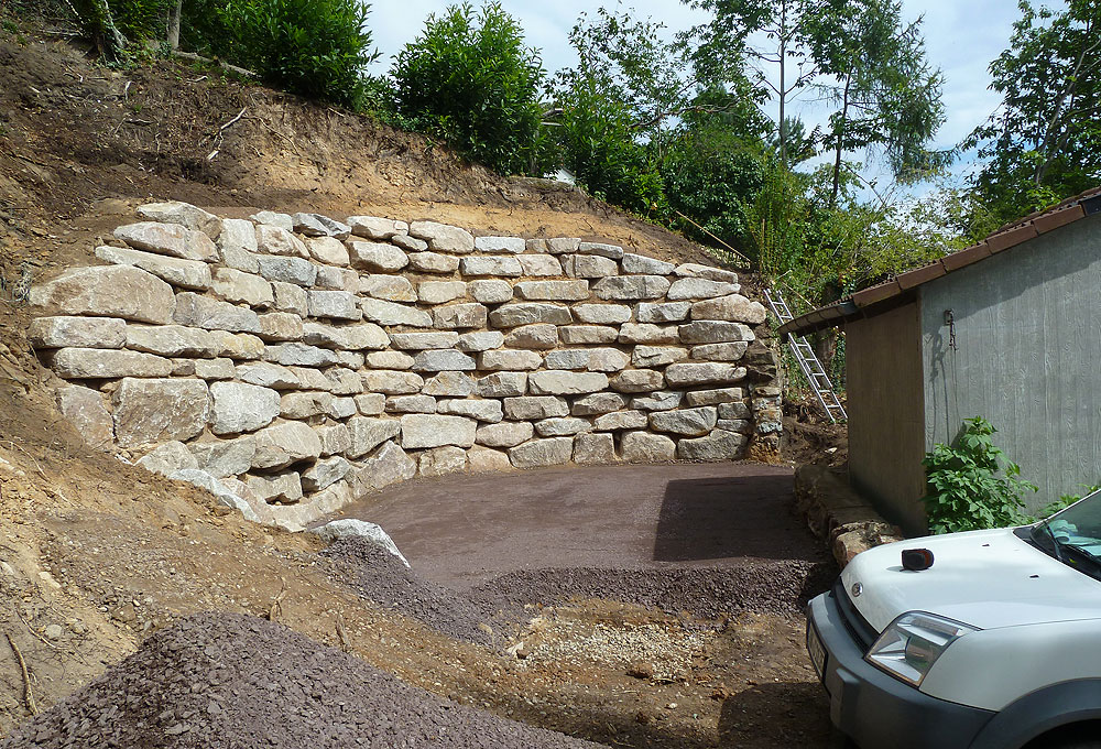 Lieferung und Bau einer Trockenmauer mit Granitfindlingen