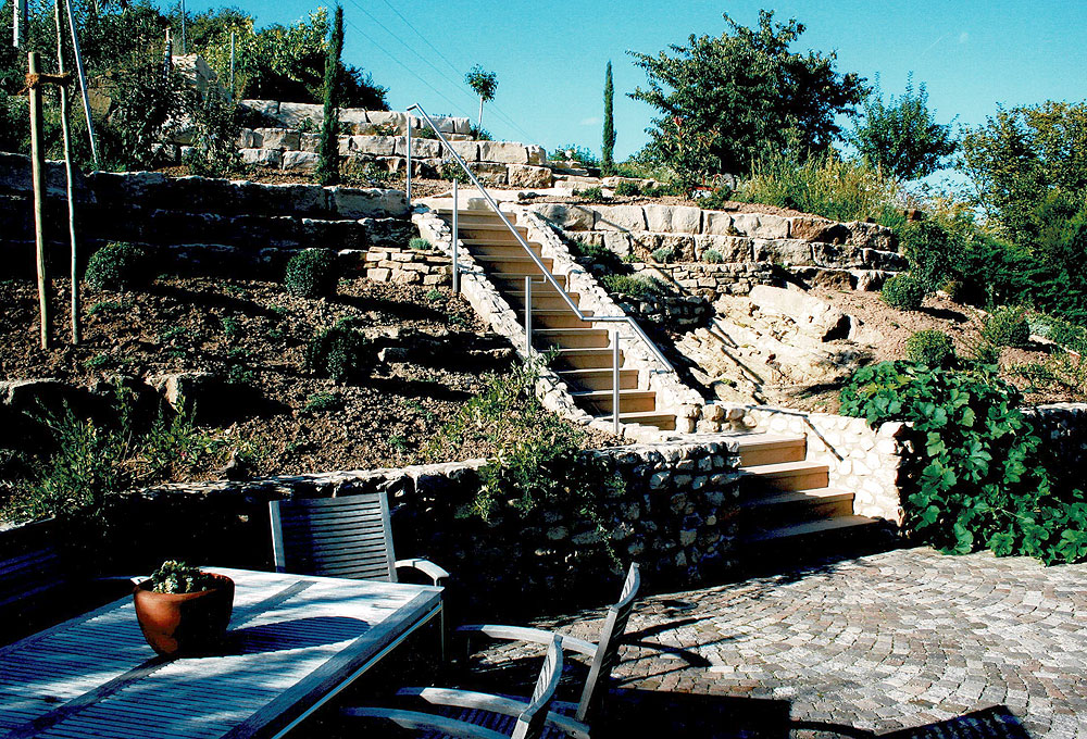 Treppenanlage aus Sandsteinen in Verbindung mit Jura Kalksteinen