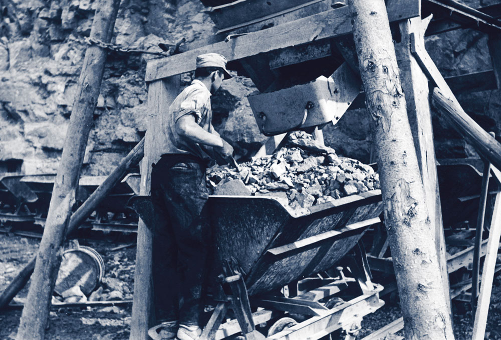 Der gebrochene Kalkstein wurde mit Eisenloren zu den Brennöfen geschafft