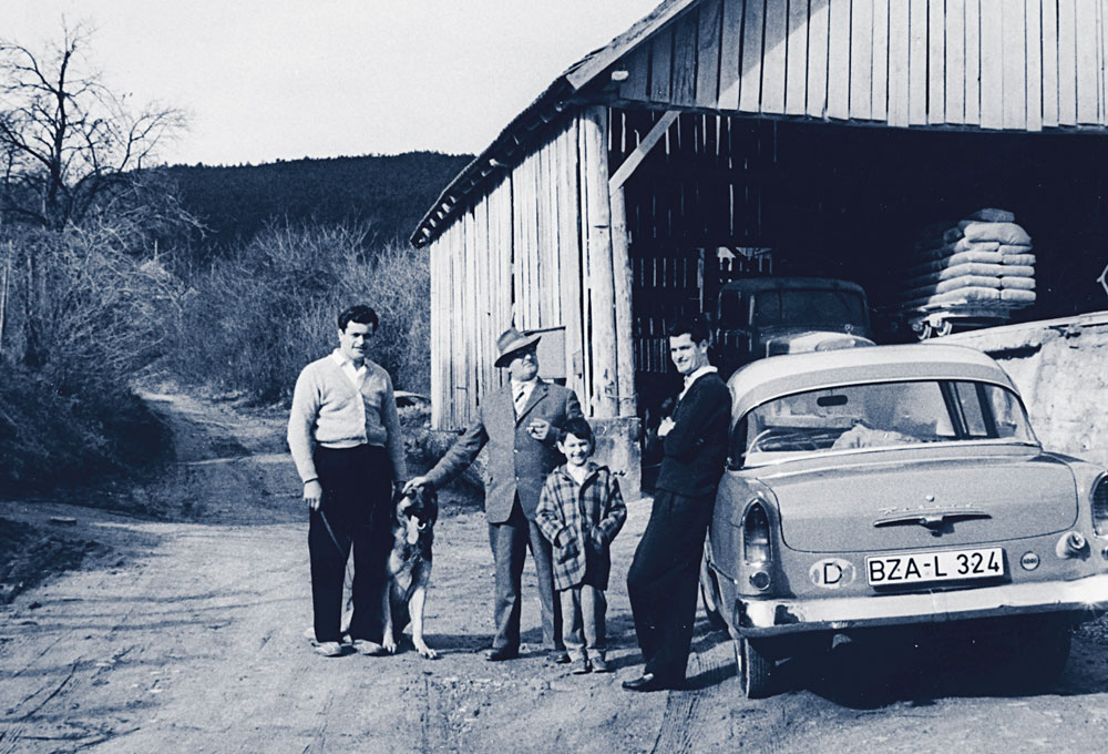 Von links nach rechts: Fritz, Ernst, Enkel Horst und Paul Semar vor dem neuen Kalkwerk in Gleishorbach